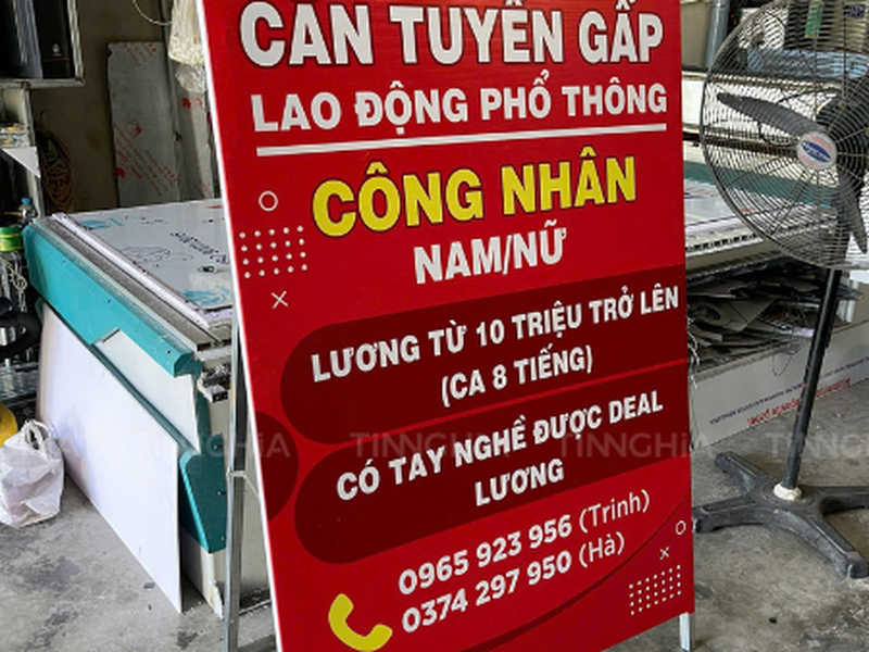 STANDEE KHUNG SẮT ĐỨNG NGOÀI TRỜI