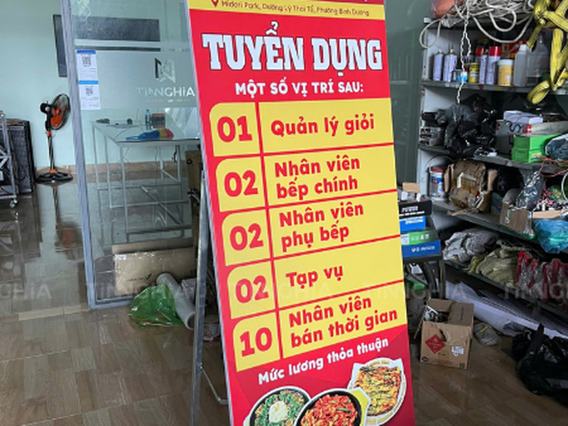 STANDEE KHUNG SẮT ĐỨNG NGOÀI TRỜI