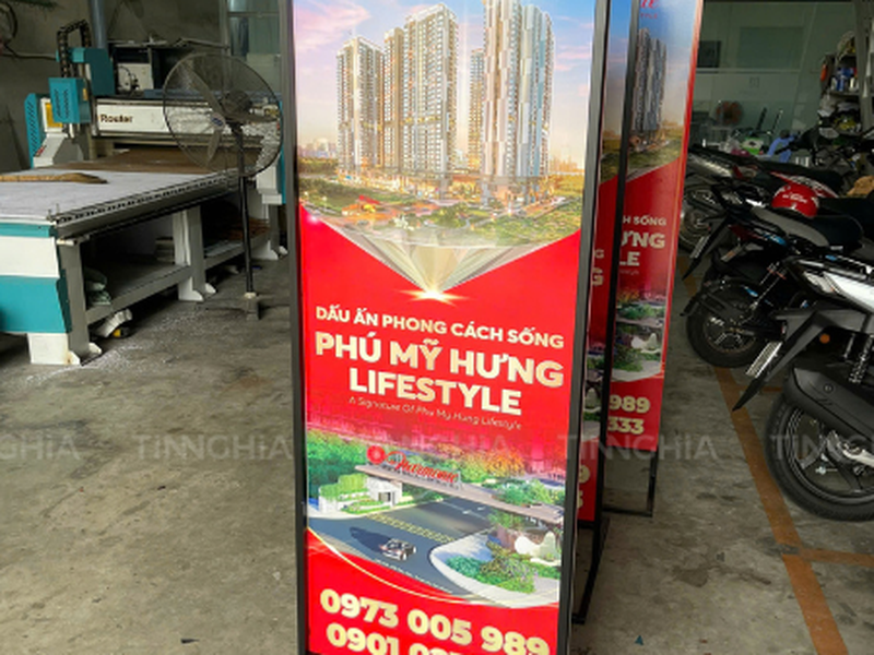 STANDEE KHUNG SẮT ĐỨNG NGOÀI TRỜI