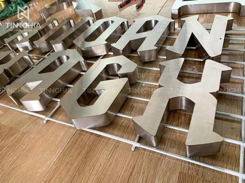 THI CÔNG CHỮ NỔI INOX - MICA TẠI DĨ AN