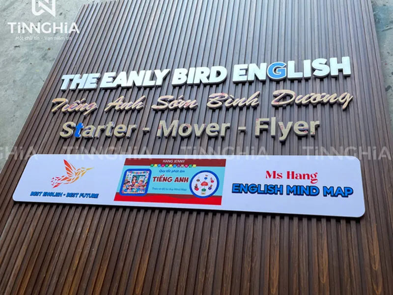 VÁCH NGĂN NHỰA GIẢ GỖ TÂN UYÊN | ỐP NHỰA GIẢ GỖ, ALU VÂN GỖ ĐẸP