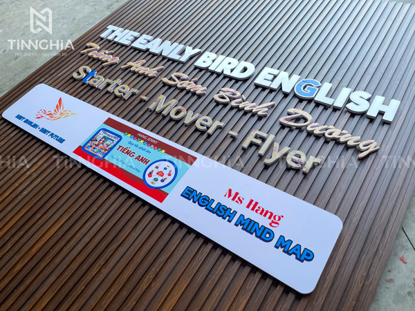 VÁCH NGĂN NHỰA GIẢ GỖ TÂN UYÊN