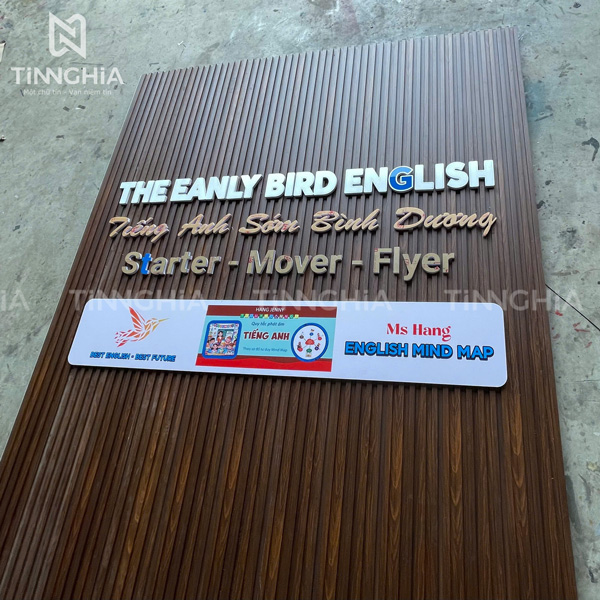 Làm vách nhựa giả gỗ chữ nổi mica cho trung tâm Anh ngữ