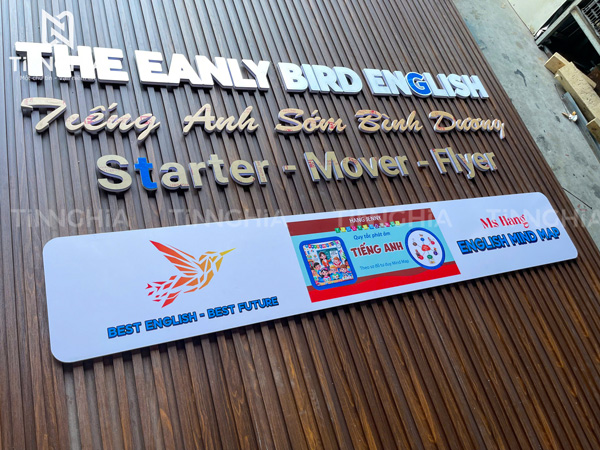 VÁCH NGĂN NHỰA GIẢ GỖ TÂN UYÊN