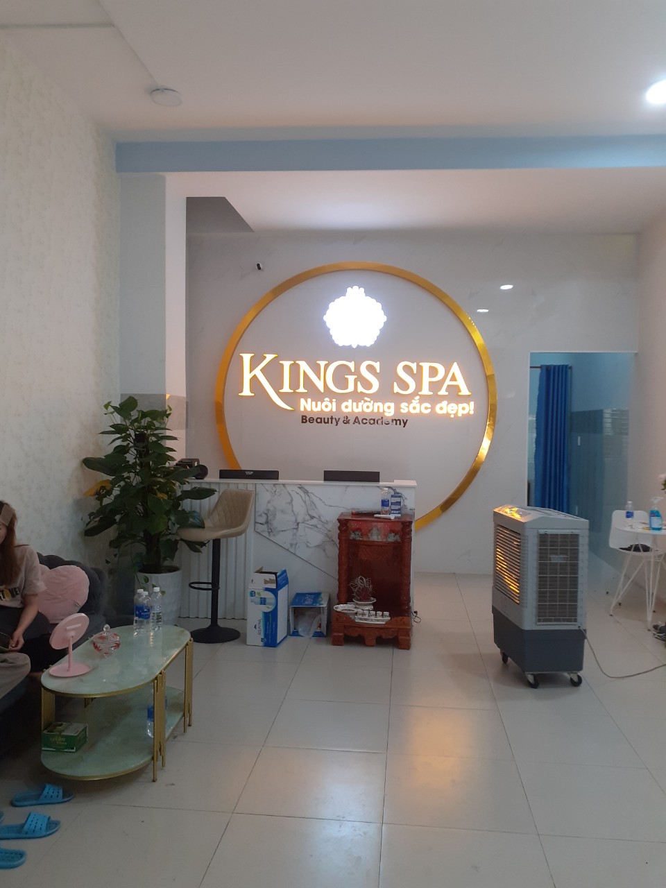 Làm logo background lễ tân tiệm spa chữ nổi mica LED