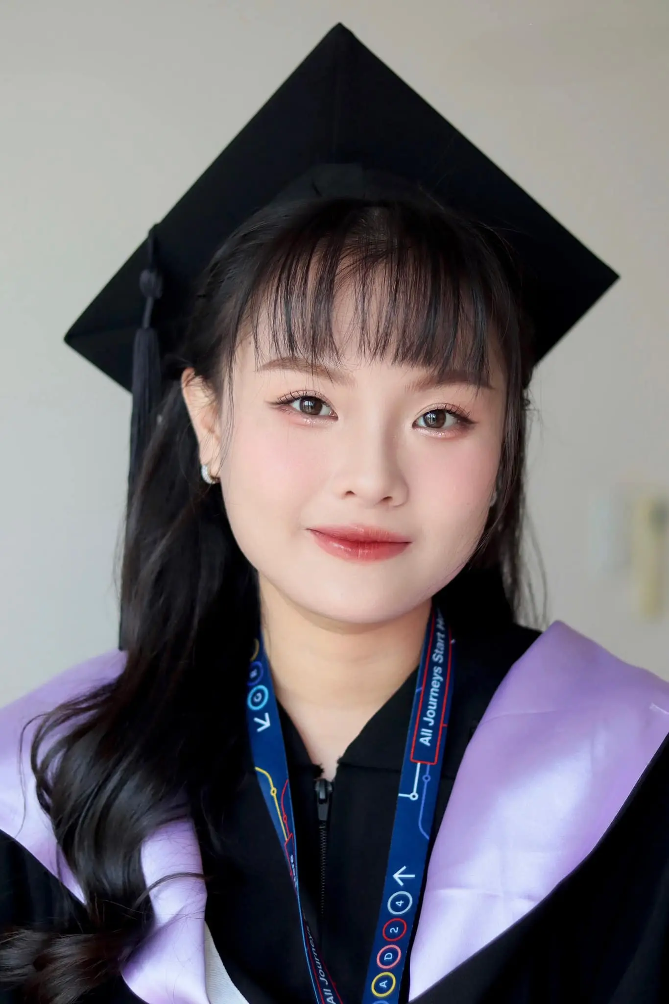 Hình ảnh bé khách makeup lễ tốt nghiệp trẻ trung nhẹ nhàng Hình ảnh bé khách makeup lễ tốt nghiệp trẻ trung nhẹ nhàng