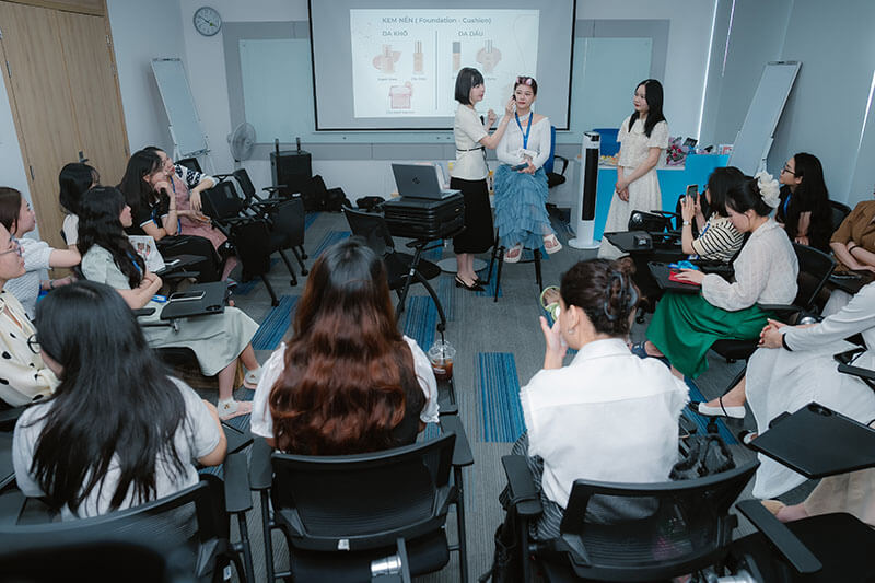 Học viên chăm chú theo dõi hướng dẫn của NyNguyen Makeup Học viên chăm chú theo dõi hướng dẫn của NyNguyen Makeup