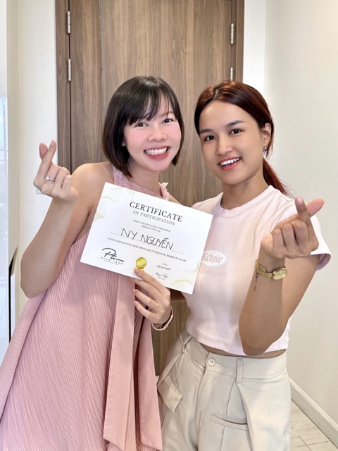 NyNguyen cùng cô giáo Phan Trân tại buổi tốt nghiệp NyNguyen cùng cô giáo Phan Trân tại buổi tốt nghiệp