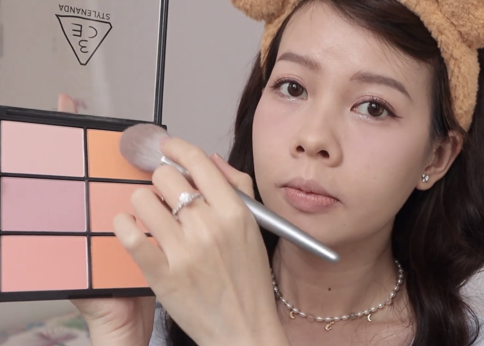 Đánh má hồng bằng cách mix màu cam và hồng của bảng phấn má 3CE Đánh má hồng bằng cách mix màu cam và hồng của bảng phấn má 3CE