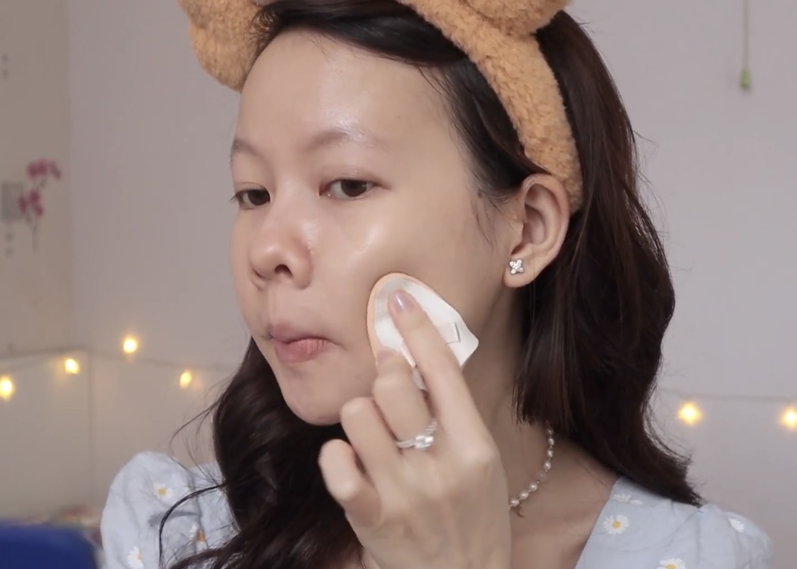 Đánh nền với bông mút Everbab và kem của hãng Bourjois Đánh nền với bông mút Everbab và kem của hãng Bourjois