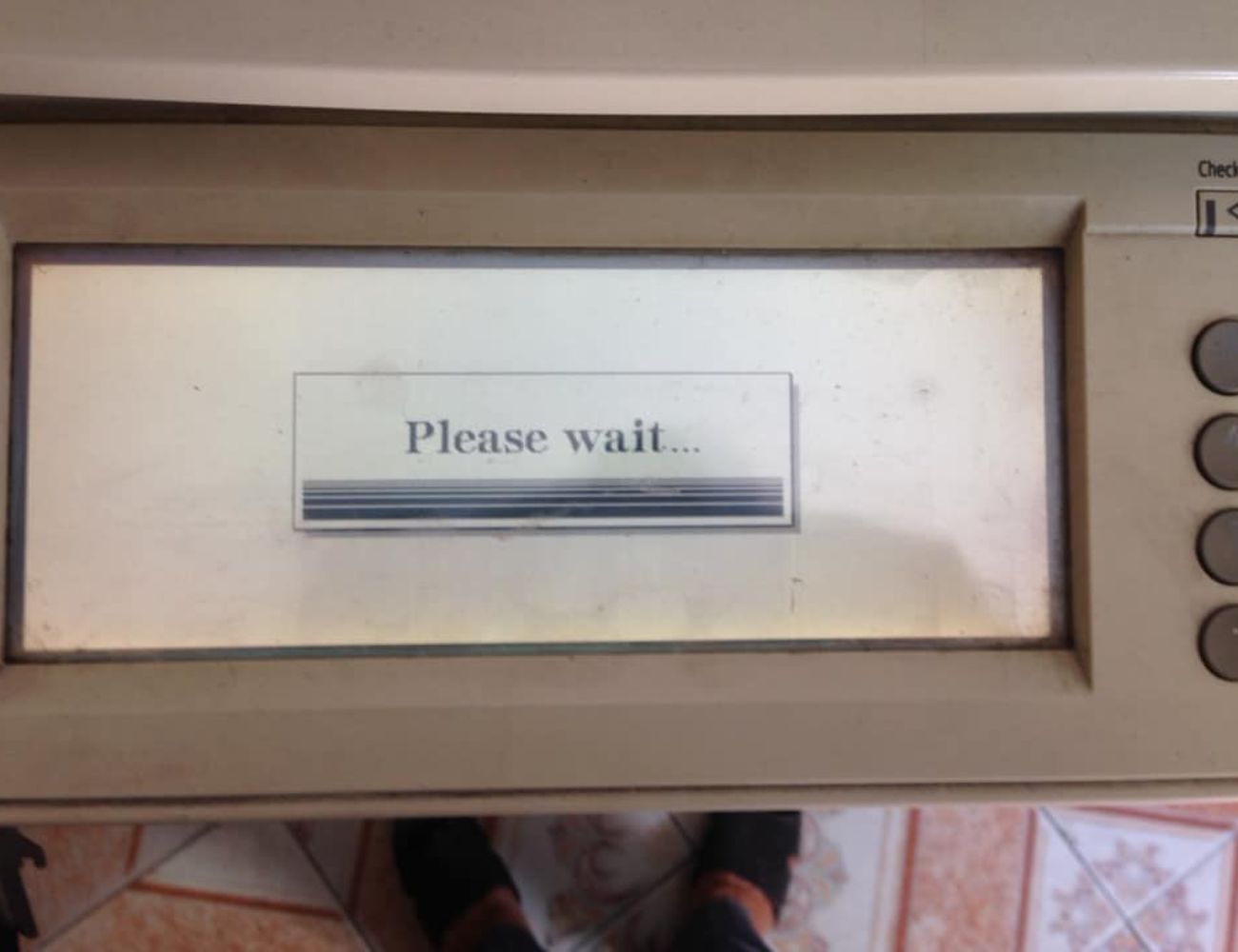 máy photocopy Ricoh báo Please Wait