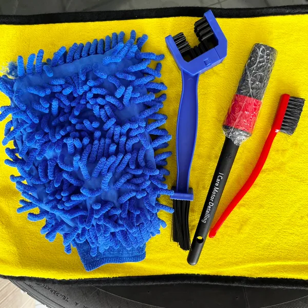 Combo dụng cụ rửa xe, sên gồm Khăn, Cọ Rửa Xe, Bao Tay, bàn chải