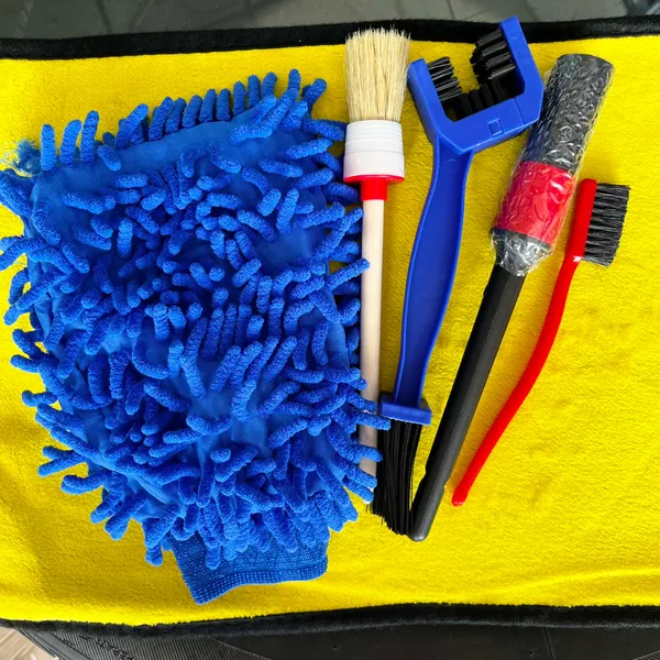 Combo dụng cụ rửa xe, sên gồm Khăn, Cọ Rửa Xe, Bao Tay, bàn chải