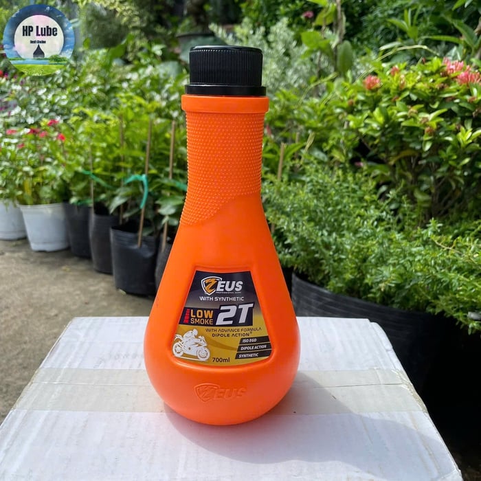 Nhớt 2 Thì Zeus 2T Racing 700ML Màu Cam Nhập khẩu Indonesia