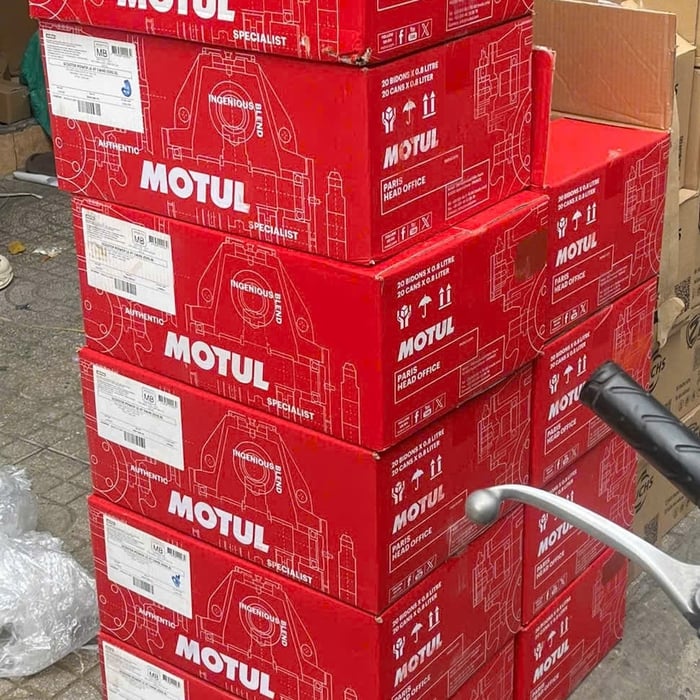 Mua Sỉ Thùng 12 Chai Nhớt Motul Xe Tay Ga Motul Scooter LE 4T 10W40 800ml Màu Xanh Dương. 