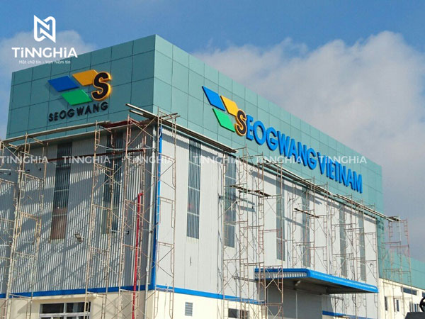Ốp alu bảng hiệu chữ nổi cho biển tên nhà xưởng chuyên nghiệp