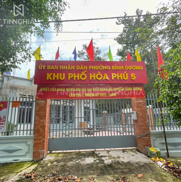Tái sử dụng nền bảng alu, mặt gắn chữ nổi mica cho Ủy ban khu phố Hòa Phú 5