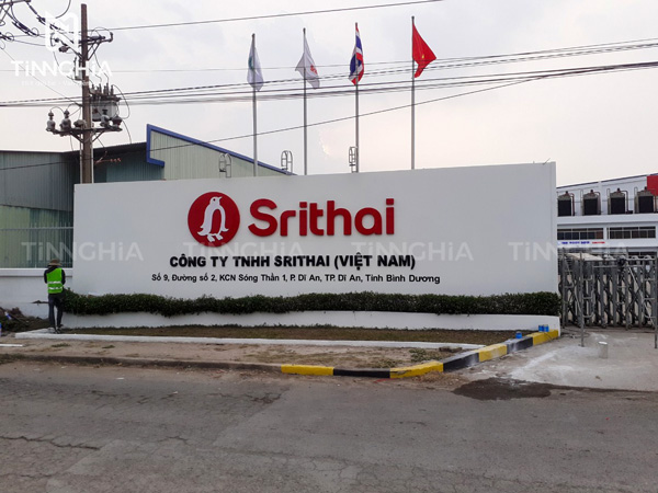 Bảng hiệu chữ nổi mica nhà máy công ty ở Bình Dương