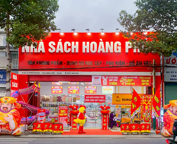 Bảng hiệu nhà sách bằng alu chữ nổi có đèn pha chiếu sáng