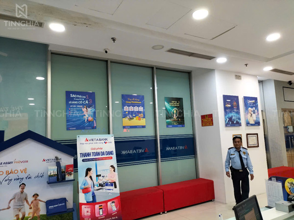 In ấn bảng hiệu cho ngân hàng, decal dán kính, biển thông báo, biển thông tin
