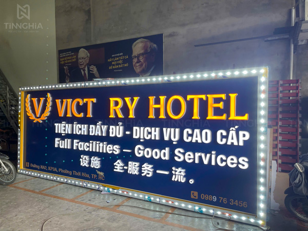 Biển hiệu alu chữ nổi mica có LED viền nhấp nháy đẹp thu hút