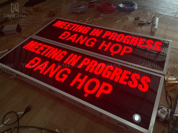 BIỂN HỘP ĐÈN LỌNG MICA LÀM BIỂN THÔNG BÁO, BIỂN VẪY BẮT MẮT