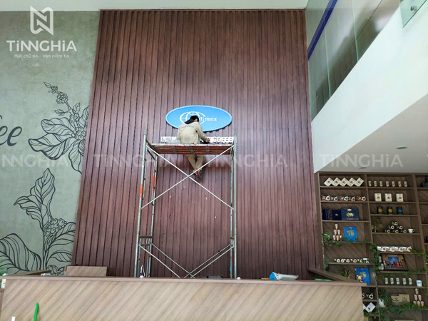 Vách ốp nhựa giả gỗ gắn logo, chữ nổi bằng inox LED sáng chân