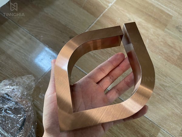 Mẫu chữ nổi inox xước vàng hồng đẹp làm bảng hiệu công ty, logo gắn văn phòng