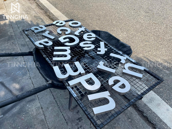 Bảng hiệu chữ inox sơn màu theo yêu cầu cho công ty TPHCM