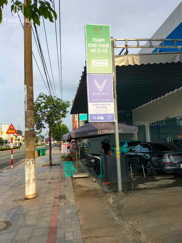 Hộp Đèn Bạt Xuyên Sáng Trạm Sạc Vinfast