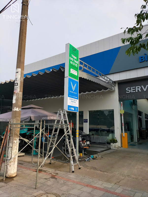 Một số hình ảnh sau thi công hộp đèn bạt xuyên sáng trạm sạc Vinfast