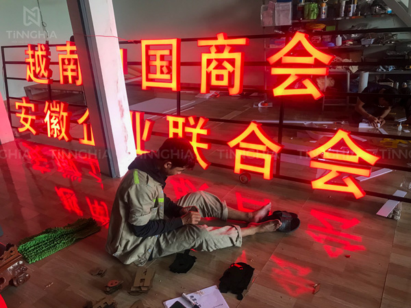 GIA CÔNG CHỮ MICA ĐÈN LED TPHCM