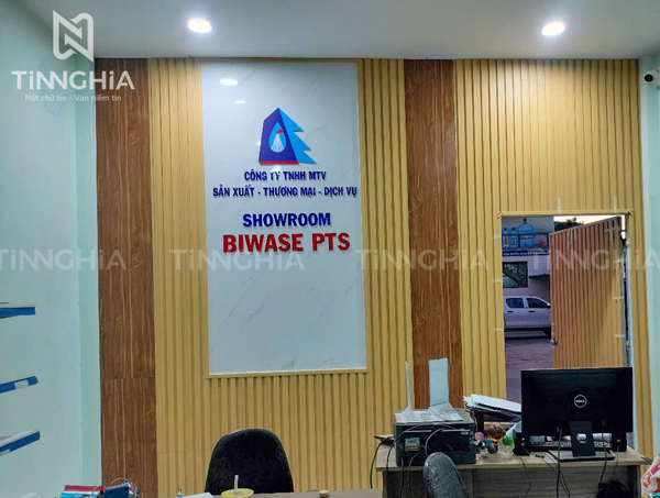 VÁCH NGĂN NHỰA GIẢ GỖ BẾN CÁT