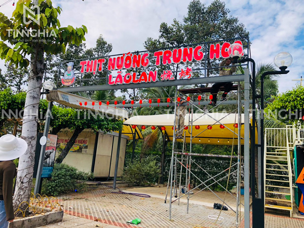 Làm biển hiệu chữ nổi mica quảng cáo gắn khung sắt đẹp, gọn, bắt mắt