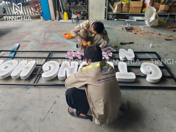 LÀM BẢNG HIỆU MICA DĨ AN