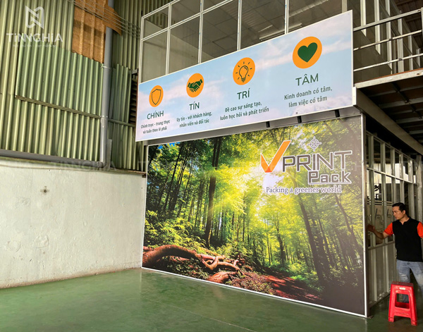 Làm bảng hiệu châm ngôn, câu khẩu hiệu quảng cáo bạt căng khung sắt gắn trong nhà