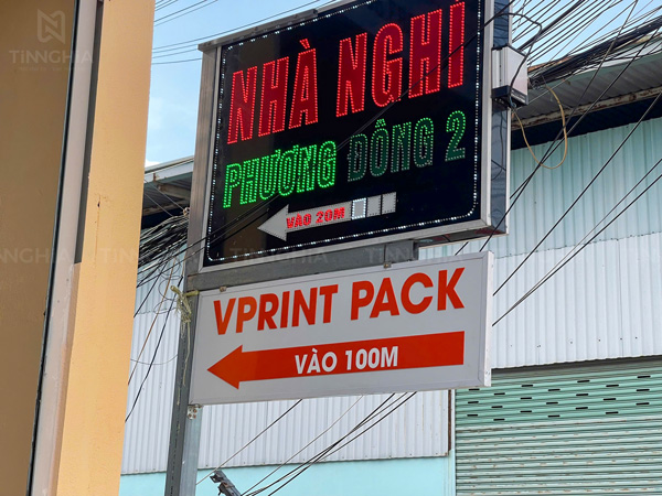 Biển chỉ dẫn 2 mặt bằng tấm alu ốp chữ nổi mica