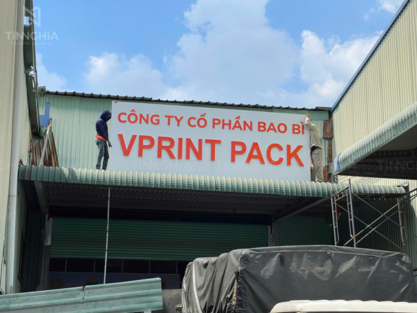 Gắn bảng hiệu alu chữ nổi mica công ty Thuận An