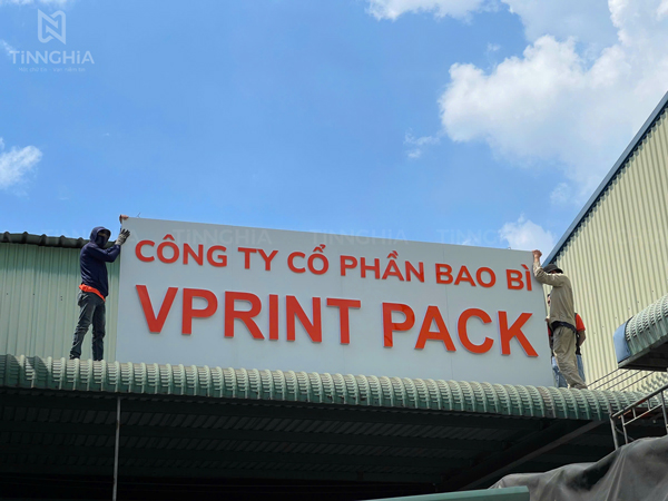 Lắp bảng hiệu alu chữ nổi trên mái tôn công ty ở Bình Dương