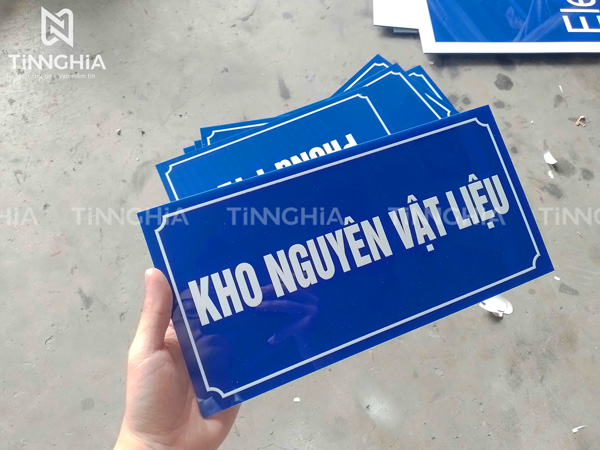 làm biển hiệu mica Phú Giáo