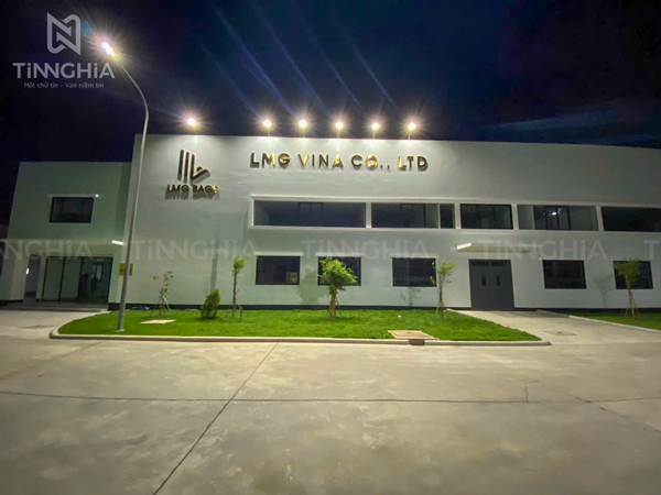 Logo công ty chữ nổi inox vàng xước đẹp bắt mắt