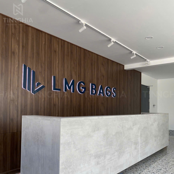 Báo giá làm biển hiệu chữ nổi mica LED sáng chân TPHCM