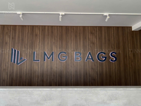 Bảng hiệu tên công ty chữ nổi mica LED sáng chân