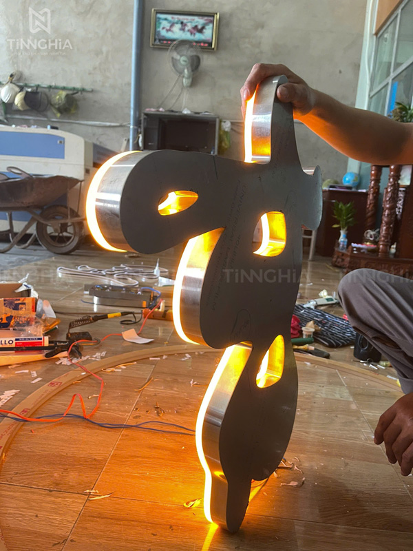 LÀM CHỮ INOX XƯỚC ĐÈN LED HẮT CHÂN