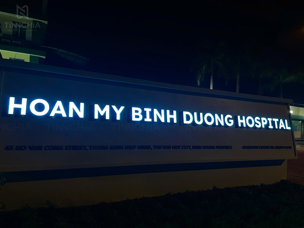 Báo giá làm chữ nổi hông inox mặt mica sáng LED