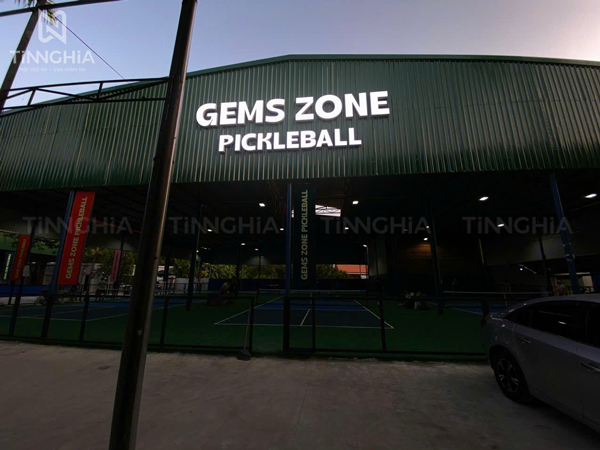 Bảng hiệu chữ mica LED âm sáng mặt cho sân thể thao ở Bình Dương