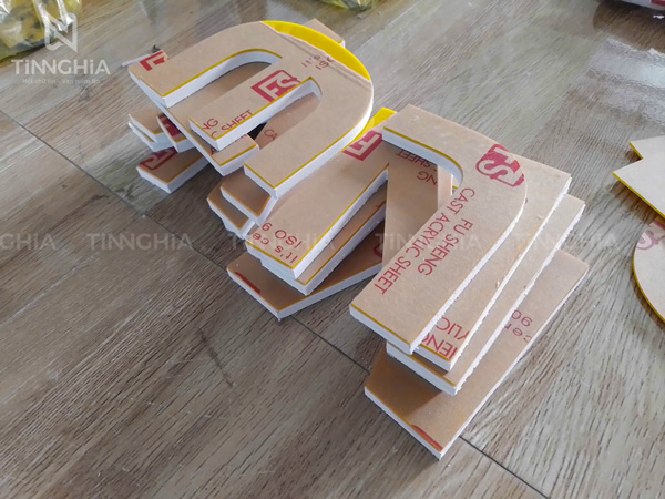 LÀM CHỮ NỔI MICA THỦ DẦU MỘT