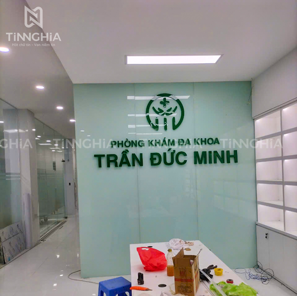 Bảng hiệu chữ nổi mica bảng hiệu chính + gắn background văn phòng