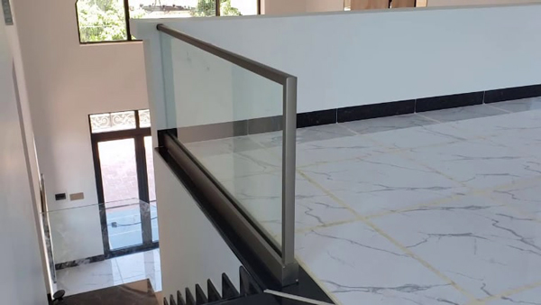 Các Ứng Dụng Của Nhôm Kính Trong Thiết Kế Nội Thất