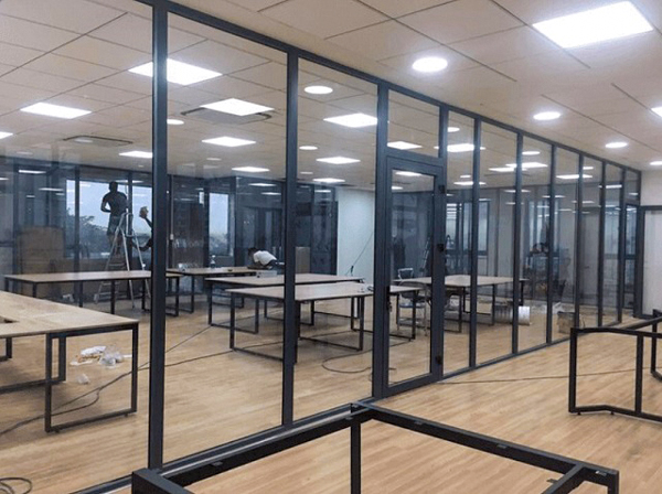 LÀM VÁCH NGĂN NHÔM KÍNH XINGFA PHÚ GIÁO